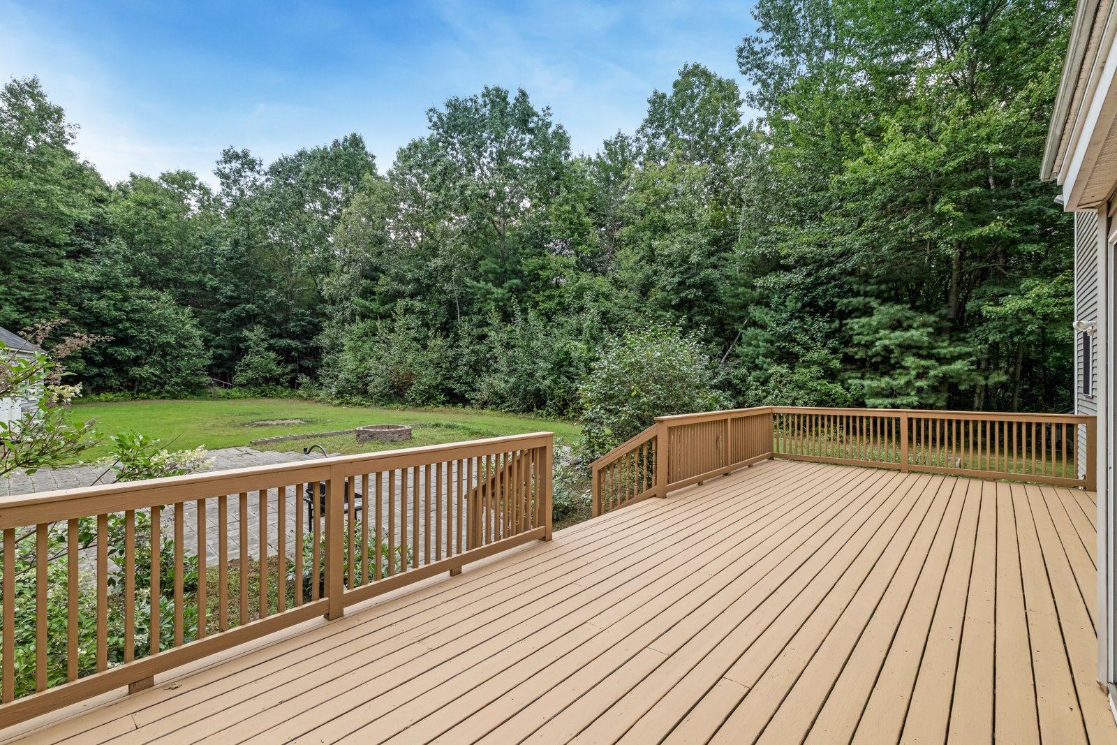 Deck to the yard
